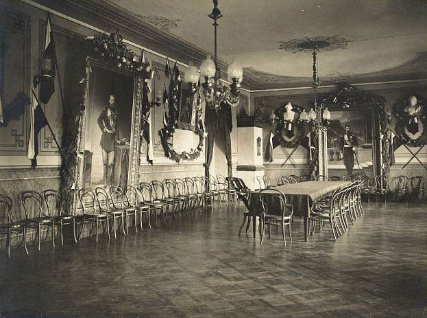 Актова зала гімназії, фото 1913 року