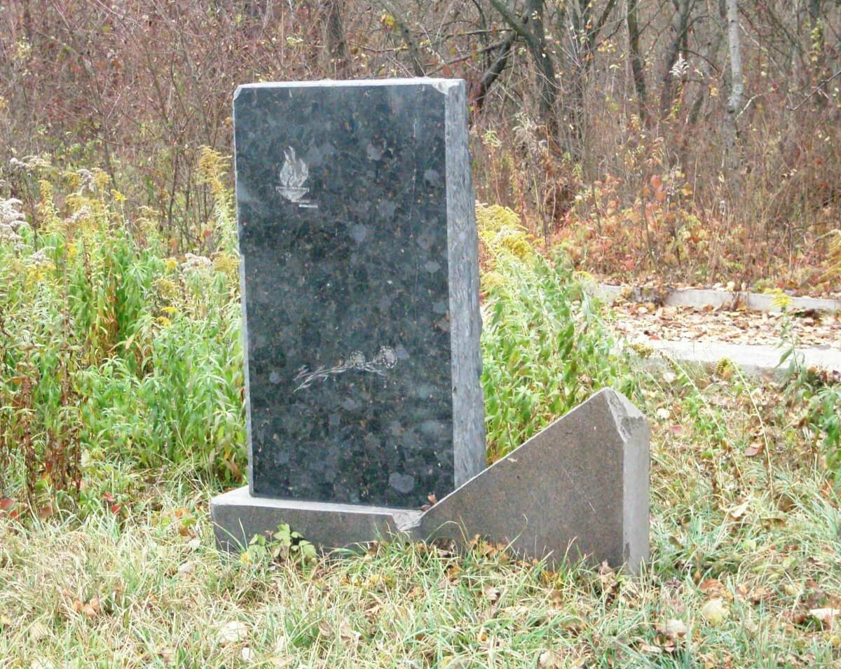 Гранітні пам'ятні плити на місці розстрілу