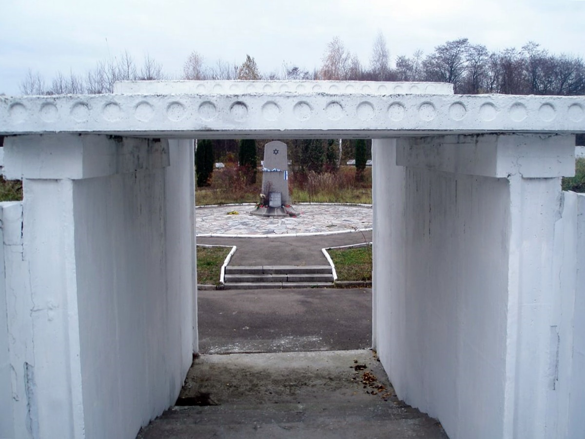 Своєрідні ворота-вхід до центру меморіалі