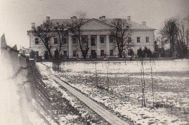 Вид на колишню резиденцію Коха після визволення Рівного