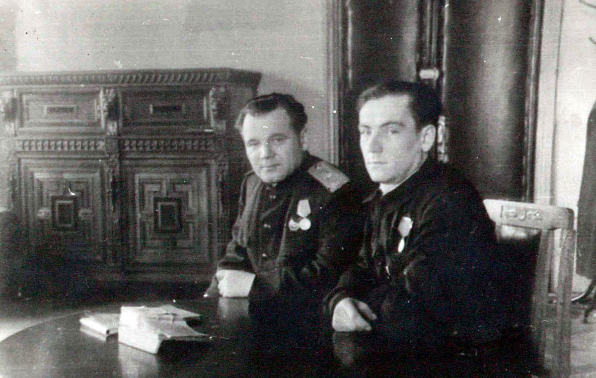 Василь Бегма з членом обкому партіїї В.І. Тимофєєвим у колишньому кабінеті Коха