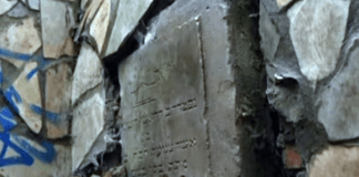 У Львові у стіні біля покинутого будинку знайшли старовинні єврейські надгробки (ВІДЕО)