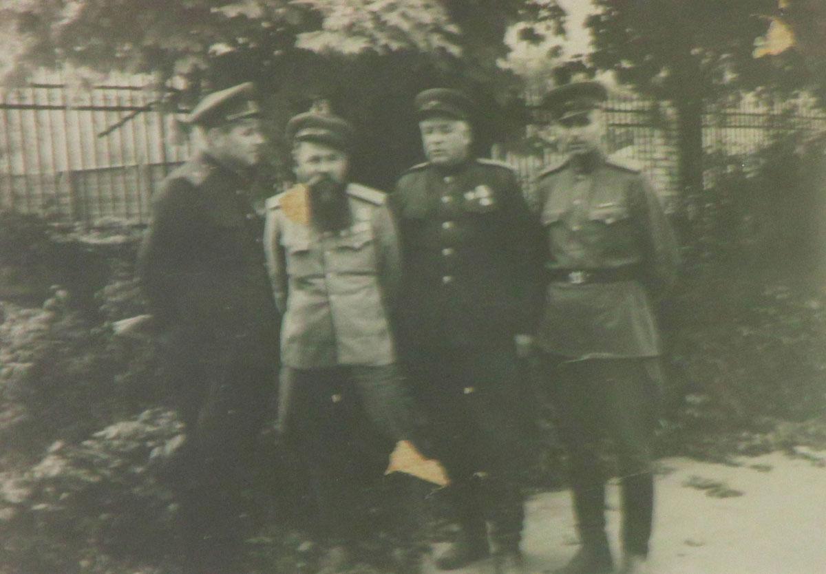 Радянські воєначальники в дворі колишнього рейхскомісаріату, крайній ліворуч В.А. Бегма, 1944 рік