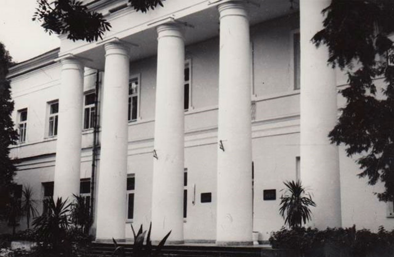 Так виглядав будинок у часи розміщення там обкому компартії