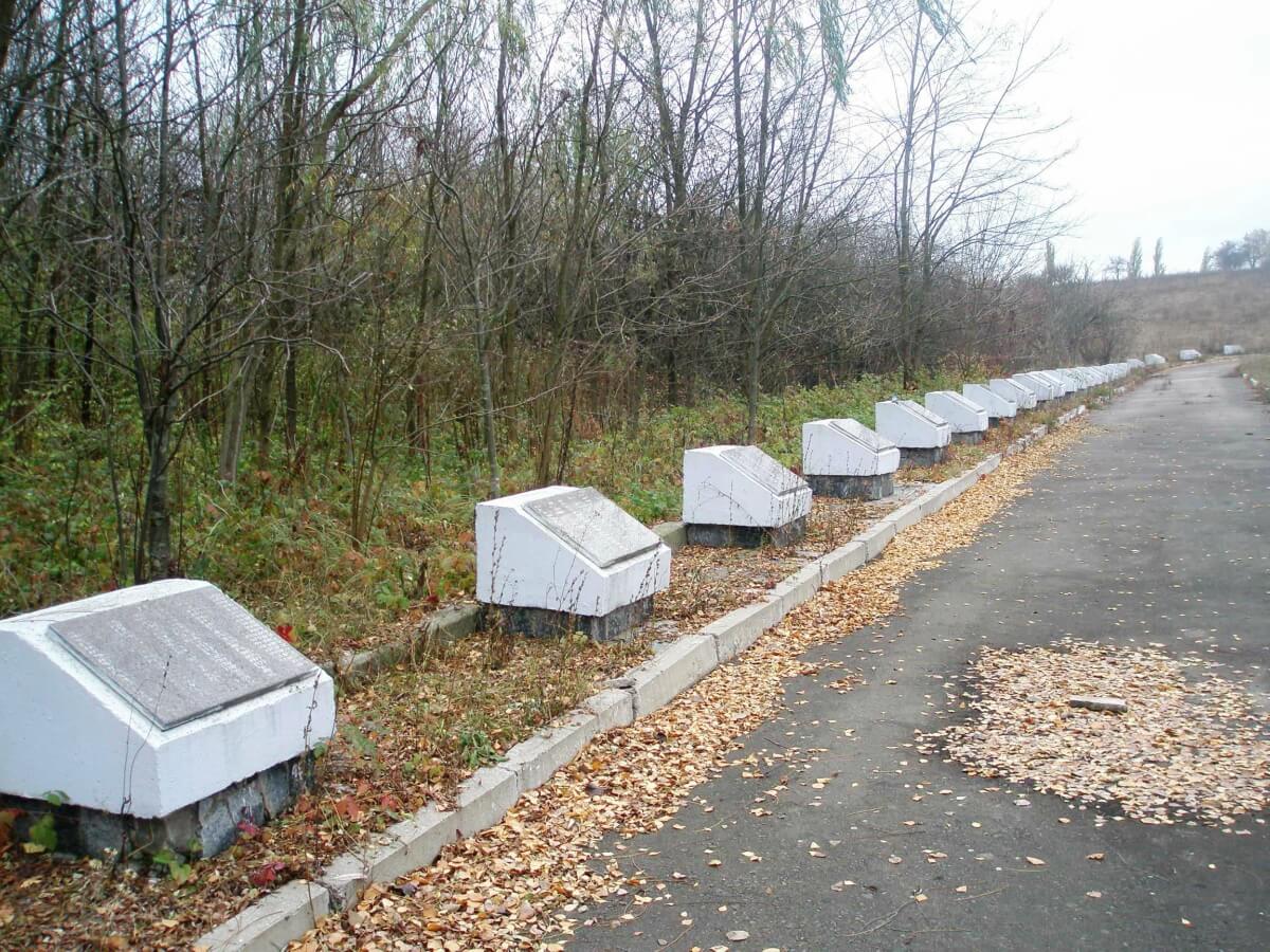 ут зазначено імена 17 тисяч 500 розстріляних