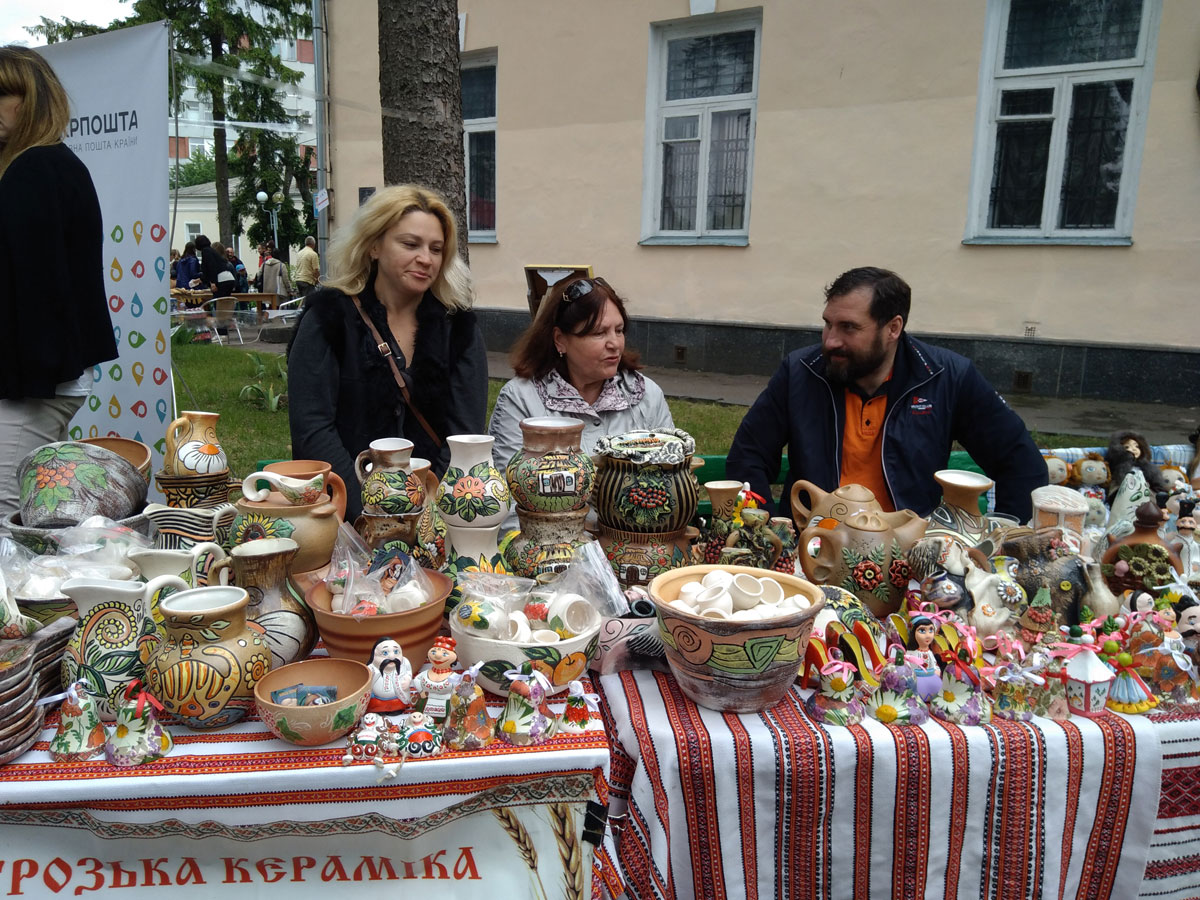 ості з Острога зі своїми виробами з білої глини
