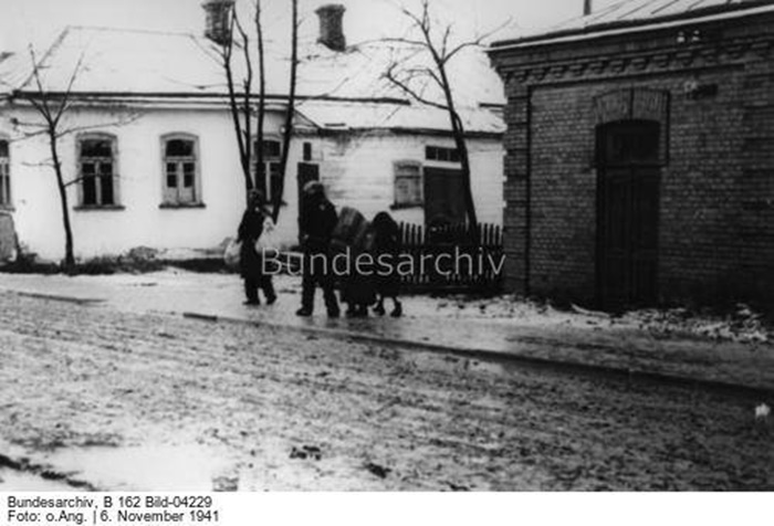 Імовірно зображено рівненських євреїв, які прямують до місця збору. Фото з Бундесархіву датоване 6 листопада 1941 року