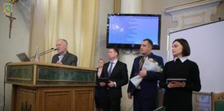 Під час вручення премії ім. Бандери у сесійній залі ЛОДА — на трибуні виступає Петро Шкарб’юк.