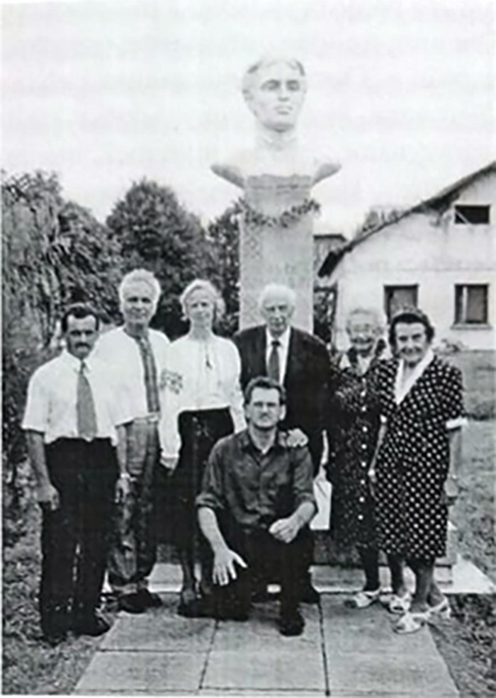 Біля пам'ятника о.Осипу Бобикевичу в Малих Дідушицях: внуки Ольга Гаєцька, Ірина Чума, Євген Бобикевич, Правнук Лукіян Бобикевич, подружжя Надія та Ізидор Гнатіви та голова сільради Микола Притоцький 