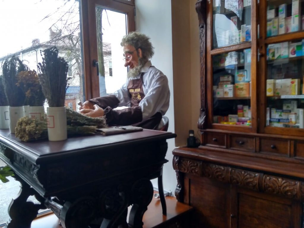 Старий Юзеф і досі за роботою