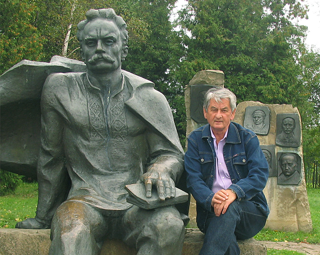 Любомир Криса у Нагуєвичах. Біля пам’ятника Іванові Франку