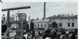 Торгівля кошиками в Жовкві. Фото: Софія Хоментовська, 1936 р.