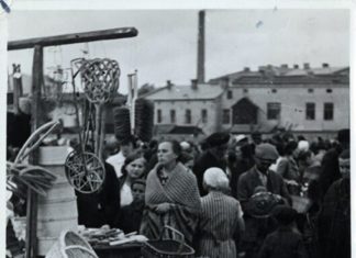 Торгівля кошиками в Жовкві. Фото: Софія Хоментовська, 1936 р.