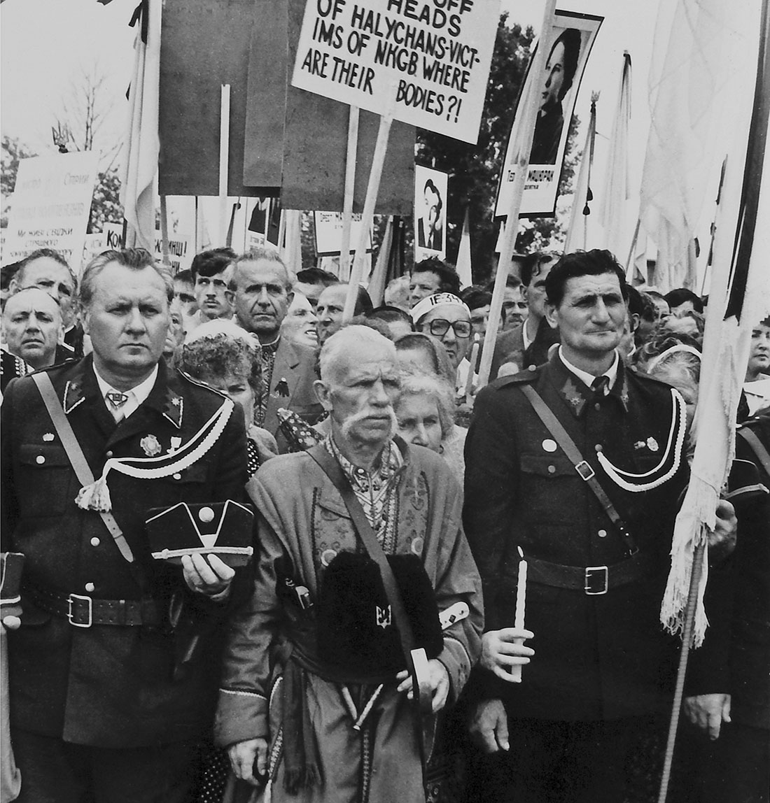 Любомир Криса. Під час захоронення жертв НКВС в Дрогобичі. 1990 рік.