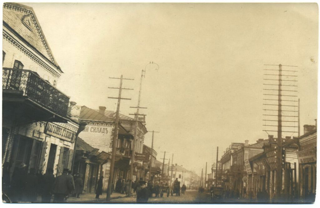 Рівне, 1930-і роки. Напис “Аптечний склад” на будинку. Фото з колекції Олега Марківа