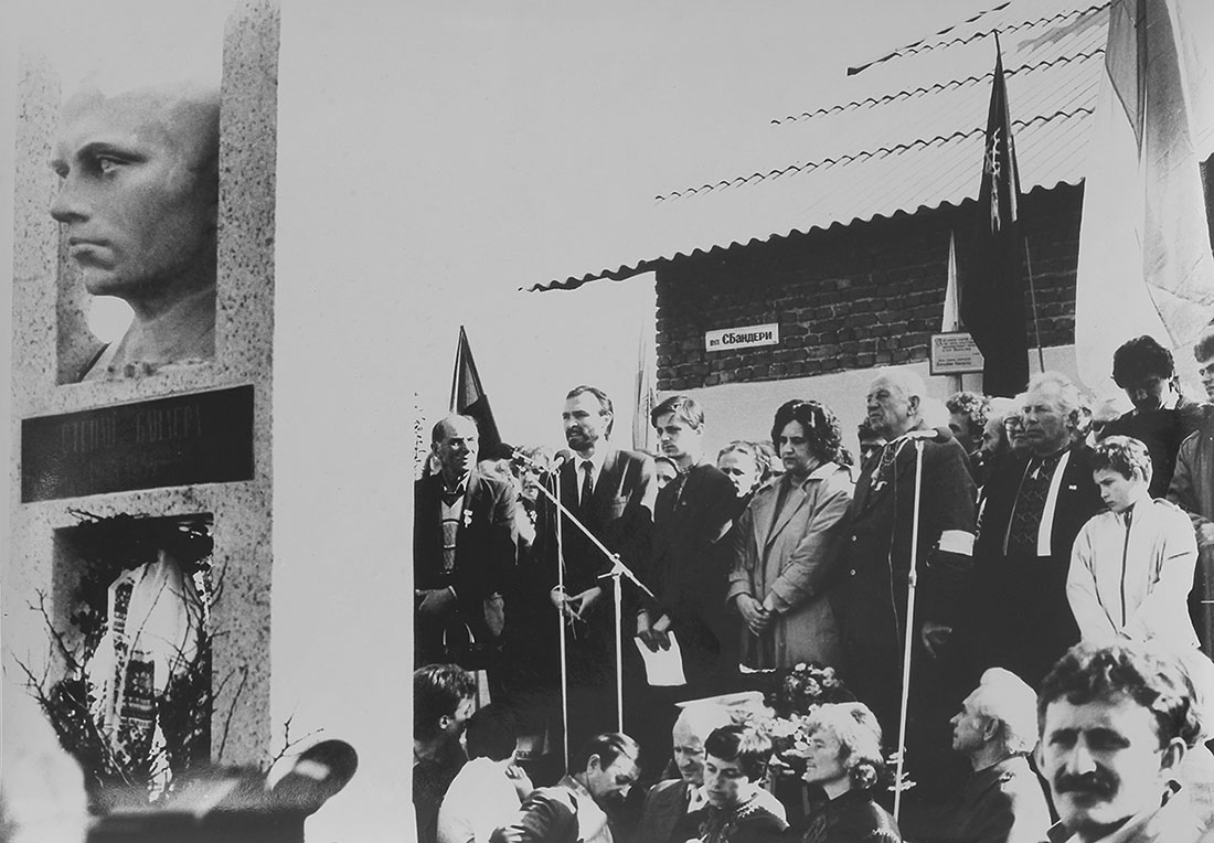 Любомир Криса. Відкриття пам’ятника С. Бандері в с. Старий Угринів. 14 жовтня 1991 р.
