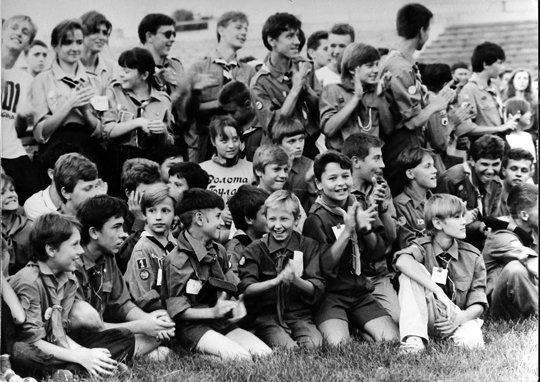 Любомир Криса. Пластуни на стадіоні СКА. 9 серпня 1995 р.