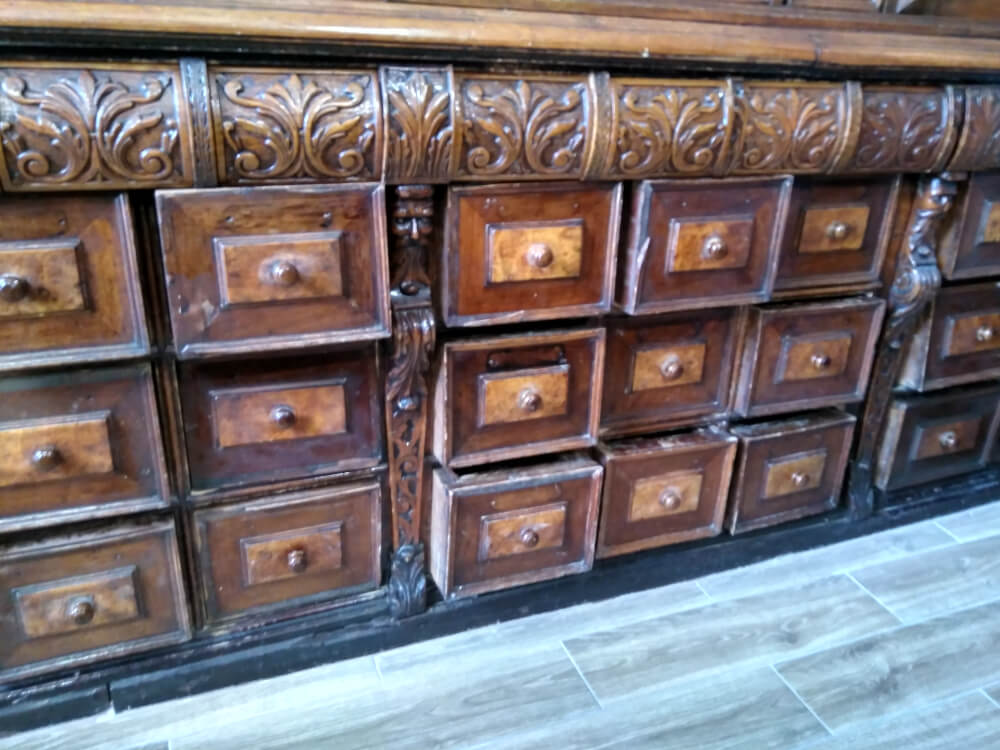 Інтер'єр старовинної аптеки