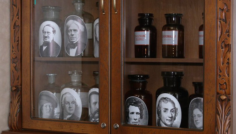 Інтер'єр старовинної аптеки