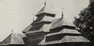 Степан Гайдучок біля Церкви Богоявлення Господнього у с. Кугаєві (тепер Пустомитівського р-ну Львівської обл.). Червень 1964 р. Підпис Степана Гайдучка під світлиною: “Кугаїв біля Львова знимка з 1964 - червень. Церква з року 1692 під охороною як памятник культури”.