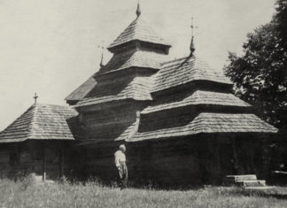 Степан Гайдучок біля Церкви Богоявлення Господнього у с. Кугаєві (тепер Пустомитівського р-ну Львівської обл.). Червень 1964 р. Підпис Степана Гайдучка під світлиною: “Кугаїв біля Львова знимка з 1964 - червень. Церква з року 1692 під охороною як памятник культури”.