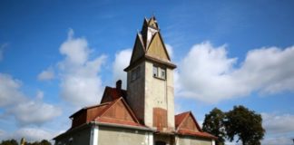 Ратуша у селі Нове місто, що у Старосамбірському районі, унікальна тим, що є однією із небагатьох ратуш в Україні, збудованих у стилі модерн