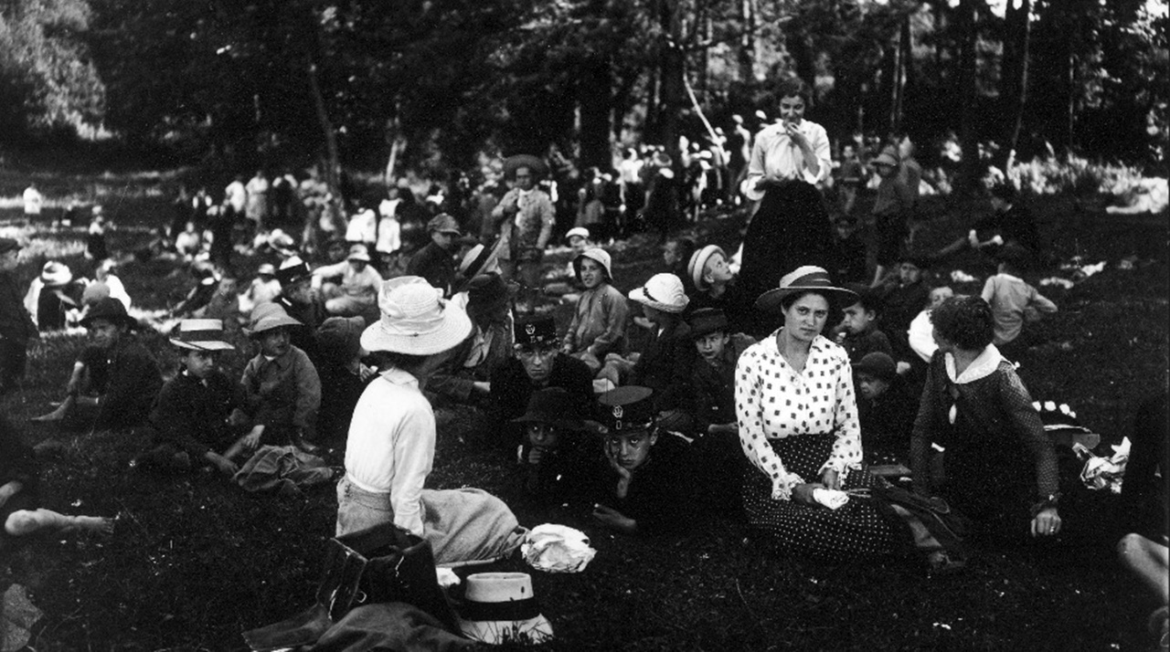 Діти поблизу санаторію в Голоску, 1910 р.