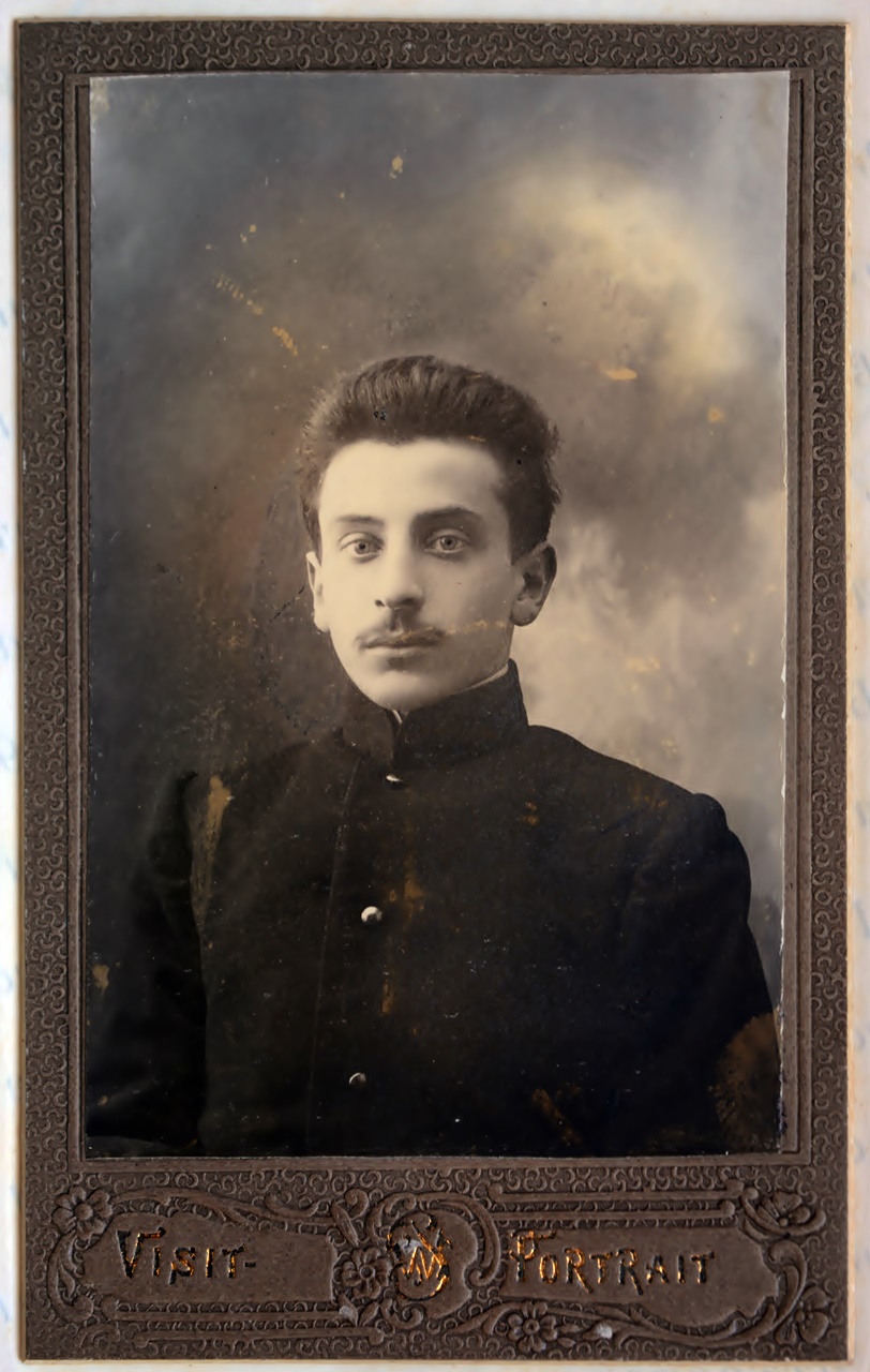 Деякі гімназисти виглядали, як дорослі парубки