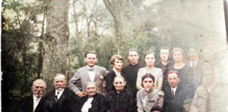 архівне сімейне фото, на якому серед інших людей є поет Богдан-Ігор Антонич