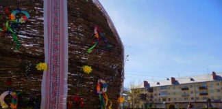 Велетенська писанка на головній алеї в Бориславі