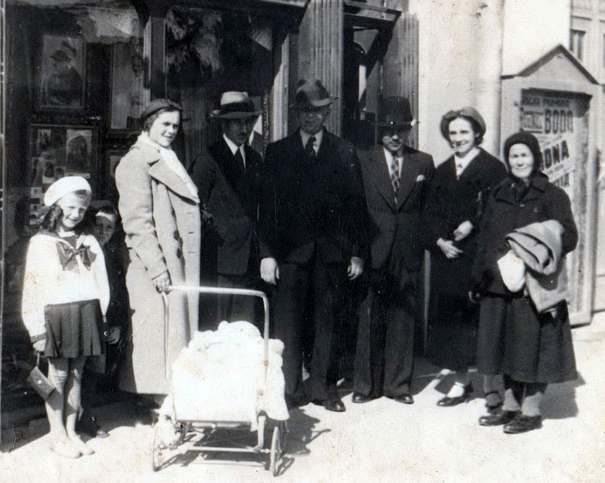 Олексій і Надія Романюки з друзями, Рівне, 1930-і р.