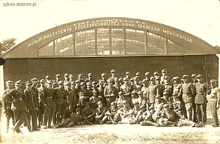 Військові на фоні ангару аеропорту на Скнилові