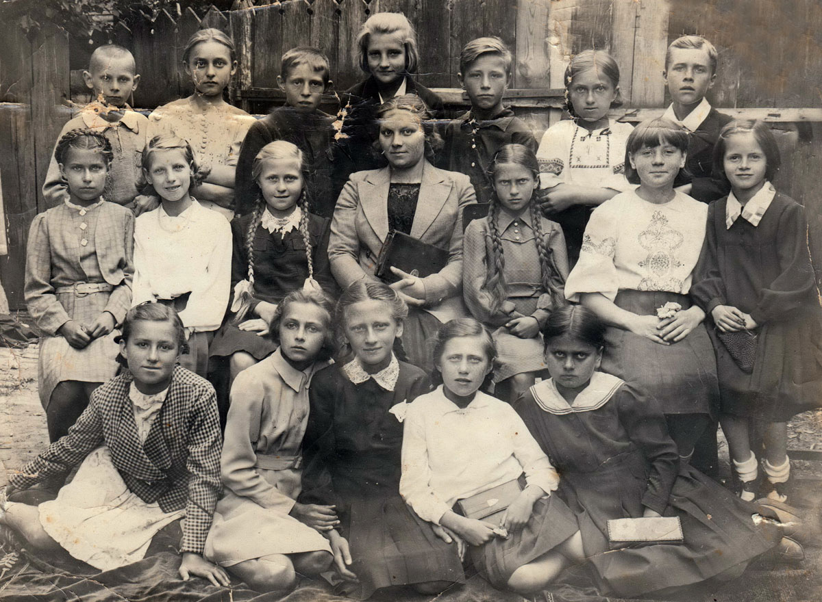 Школярки 1942 р. Алла Романюк в нижньому ряду в центрі