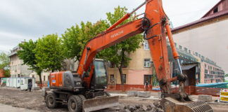 Бруківка на вулиці Богдана Хмельницького