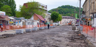 Бруківка на вулиці Богдана Хмельницького