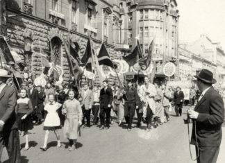1 травня 1959 року. Колона педагогічного колективу Львівської СШ№4 (Ломоносова – Кирила і Мефодія, 17А). Автор фото Святослав Вдовенко.