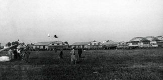 Вид з льотного поля на ангари аеропорту на Скнилові