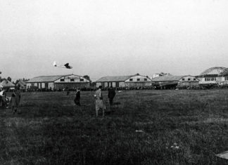 Вид з льотного поля на ангари аеропорту на Скнилові