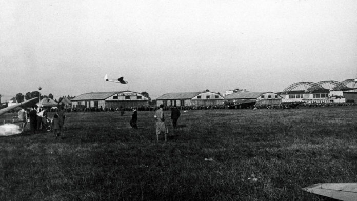 Вид з льотного поля на ангари аеропорту на Скнилові Вид з льотного поля на ангари аеропорту на Скнилові