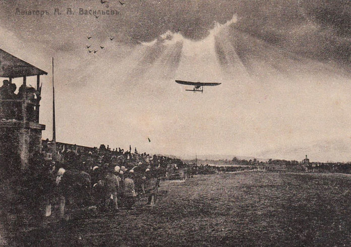 Старовинна листівка, на якій зображено демонстраційний політ Васильєва в одному з міст Росії, 1910 рік