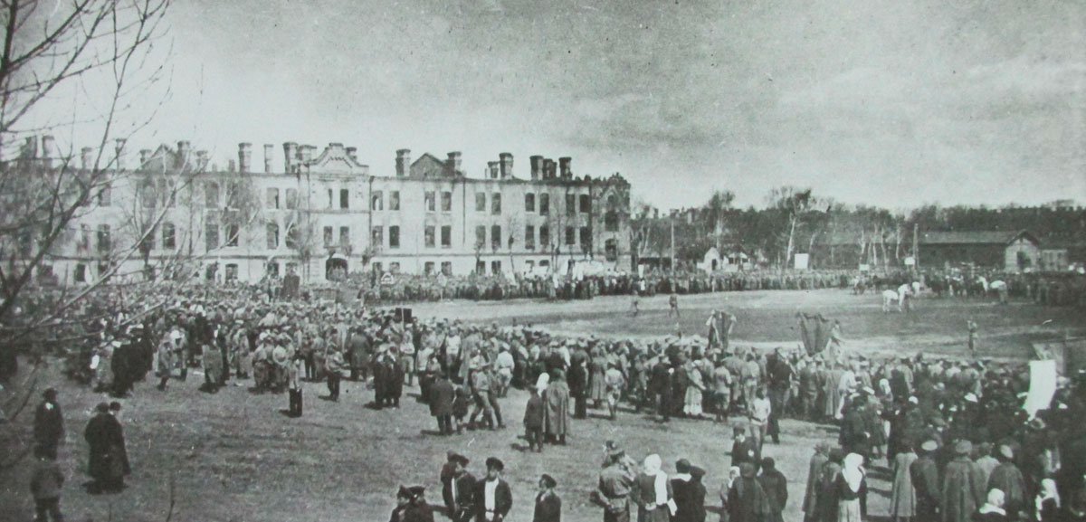 Казарменний майдан, який використовували й для маніфестацій, 1917 р.