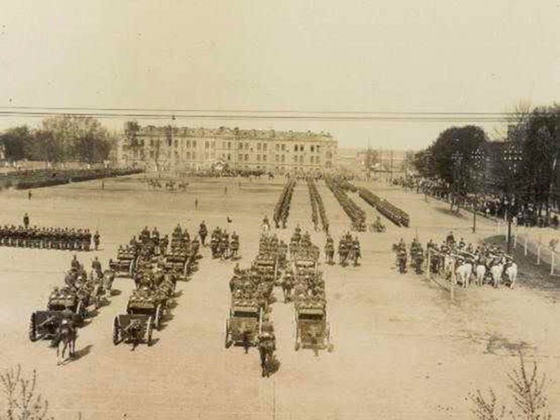 Казарменний майдан над яким здійснив перший політ над Рівним Олександр Васильєв