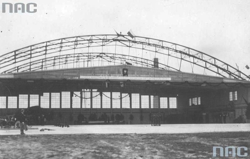 Ангар з залом очікувань аеропорту на Скнилові (фактично перший аеровокзал аеропорту на Скнилові)