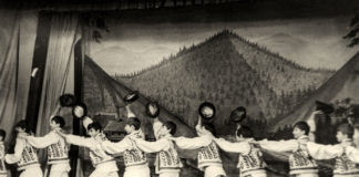 На сцені Будинку культури заводу "Львівприлад" учасники дитячого народного ансамблю танцю "Юні роки" на сцені цієї ж установи (вул. Франка, 133) виконують гумористичний танець "Гуцулята". Фотограф Святослав Вдовенко