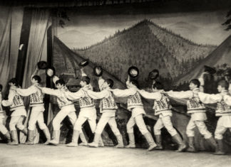 На сцені Будинку культури заводу "Львівприлад" учасники дитячого народного ансамблю танцю "Юні роки" на сцені цієї ж установи (вул. Франка, 133) виконують гумористичний танець "Гуцулята". Фотограф Святослав Вдовенко