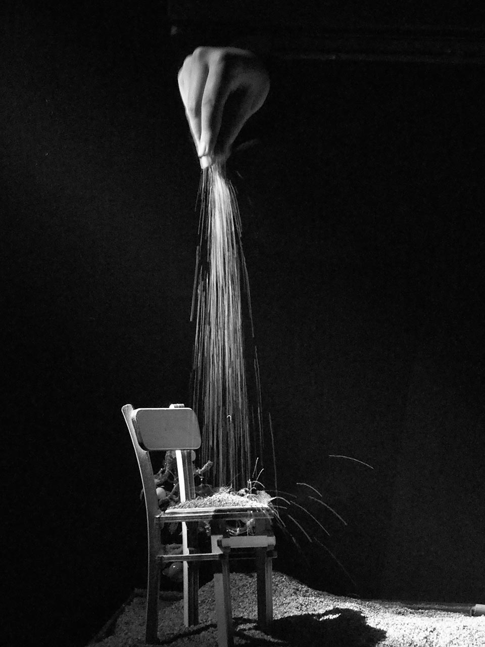 Експозиція виставки Романа Гериновича "Театр на долоні"