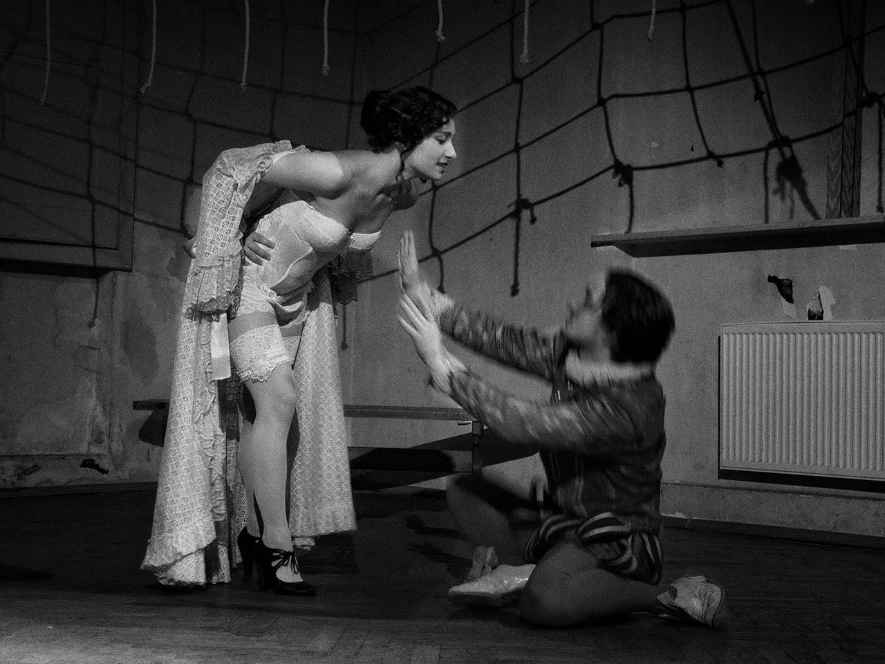 Експозиція виставки Романа Гериновича "Театр на долоні"