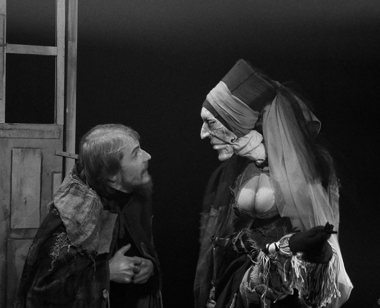 Експозиція виставки Романа Гериновича "Театр на долоні"