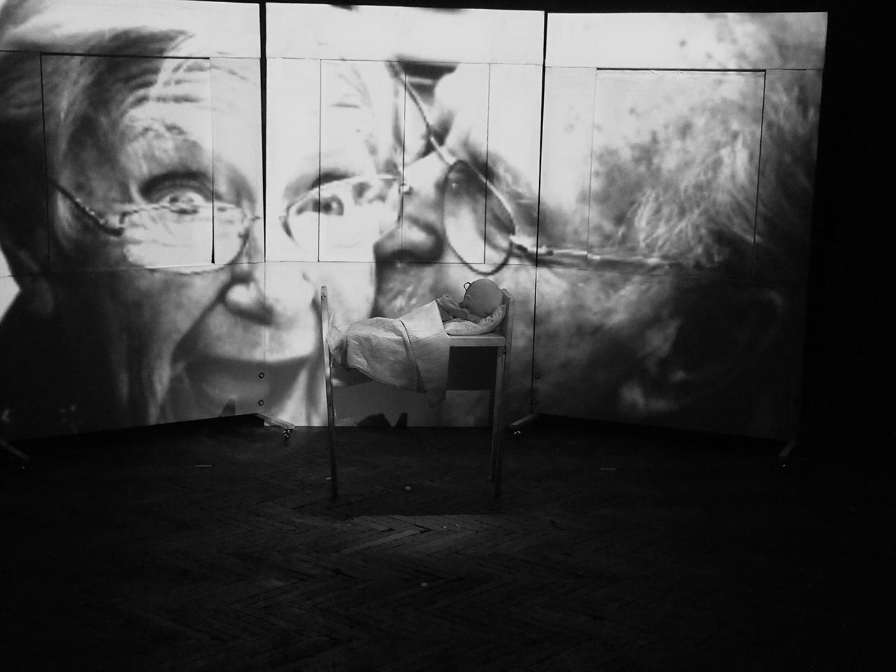 Експозиція виставки Романа Гериновича "Театр на долоні"