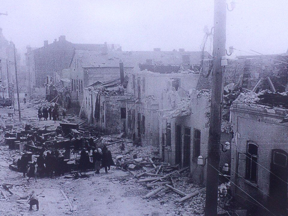 Шкільна після першого бомбардування у червні 1941 року